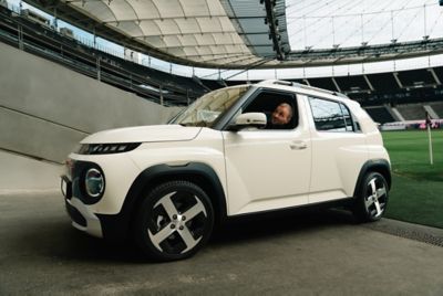 Mario Götze sitzt im Deutsche Bank Park Stadion in einem Hyundai INSTER. 