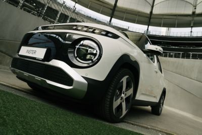 Frontdetail mit Scheinwerfern an einem von unten fotografierten Hyundai INSTER.