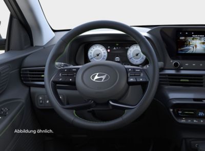Lenkrad, Bordinstrumente und Bedienelemente eines Hyundai i20.