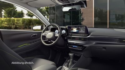 Blick in das vordere Interieur eines Hyundai i20 mit Lenkrad, Displays und Bedienelementen.