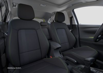 Blick in das in schwarz und grau gehaltene Interieur eines Hyundai i20 mit Vorder- und Rücksitzen.