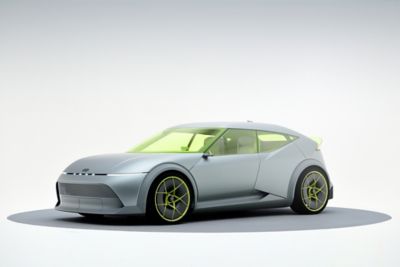 Der E-Auto-Prototyp Hyundai Concept THREE, schräg von vorne mit geöffneten Türen. 