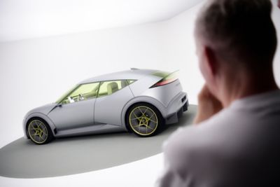 Ein Mann blickt auf den E-Auto-Prototyp Hyundai Concept THREE.