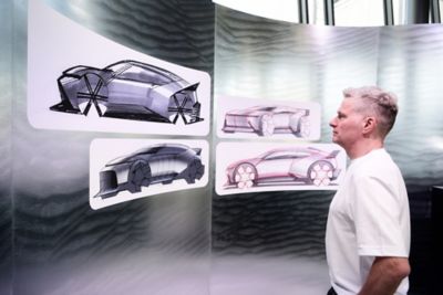 Eine Designskizze des Hyundai Concept THREE und Simon Loasby, Senior Vice President und Head of Hyundai Design Center.