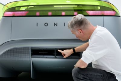 Simon Loasby, Senior Vice President und Head of Hyundai Design Center, deutet auf den Diffusor eines Hyundai Concept THREE.