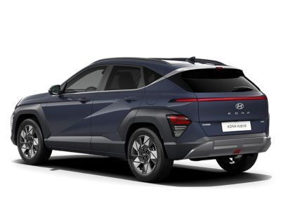 Ein Hyundai KONA, schräg von links hinten gesehen. 