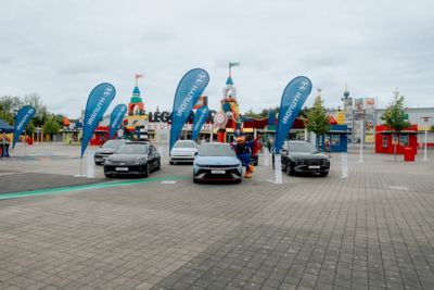 Die Hyundai Fahrzeugflotte vor dem Eingang des LEGOLAND® Deutschland Resort.