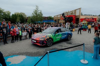 Der IONIQ 6 im bunten Erfahre__Hyundai Design im LEGOLAND® Deutschland Resort.