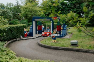 Ein Kind fährt in einem Fahrschulauto der LEGOLAND® Fahrschule powered by Hyundai durch den Fahrschulparcours.
