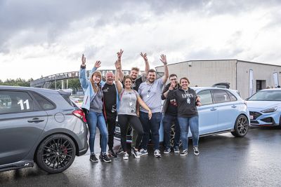 Gruppenbild eines N-Clubs vor mehreren Hyundai N-Modellen.