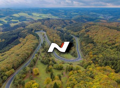 Luftaufnahme der Nordschleife am Nürburgring mit N-Logo darauf.