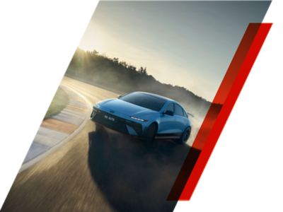 Ein grinsender Mann beim Fahren eines Hyundai N-Modells.