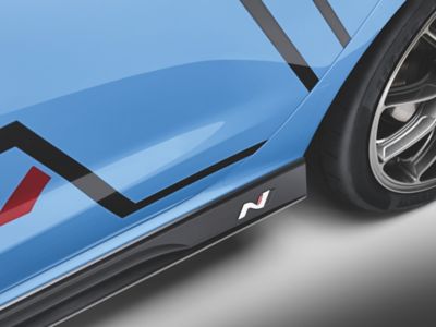 Detailansicht der seitlichen Zierleiste mit N-Logo an einem Hyundai N-Modell.