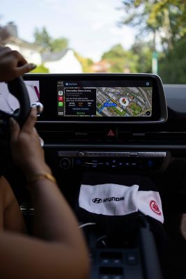 Das Navigationssystem im Hyundai IONIQ 6 zeigt die Mercedes-Benz Arena in Stuttgart.