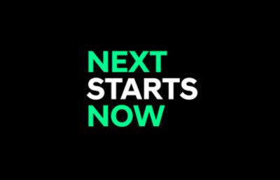 Schwarzer Hintergrund mit dem Slogan „NEXT STARTS NOW“