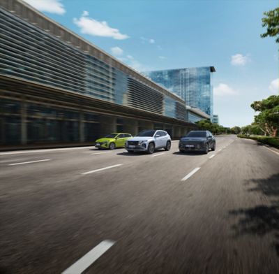 Hyundai Fahrzeuge fahren auf einer Straße durch die Stadt.