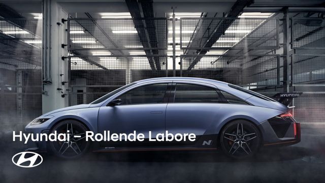 Seitenansicht eines Hyundai N, der  in einer industriellen Parkanlage steht
