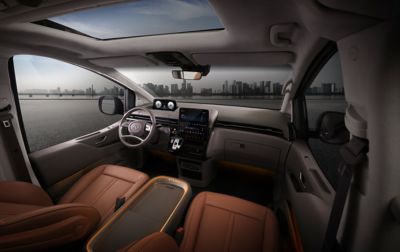 Innenansicht des Hyundai STARIA mit brauner Leder-Ausstattung.