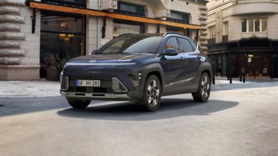 Der neue Hyundai KONA steht vor einem Gebäude in der Stadt.