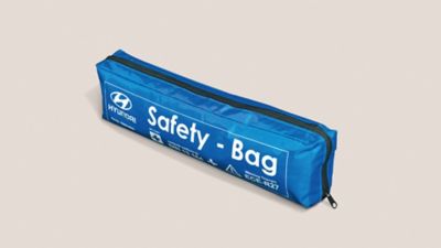 Ein in einer blauen Tasche verpacktes Hyundai Sicherheitsset.