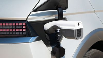 Ein V2L Adapter im Ladeanschluss eines Hyundai IONIQ 5. 