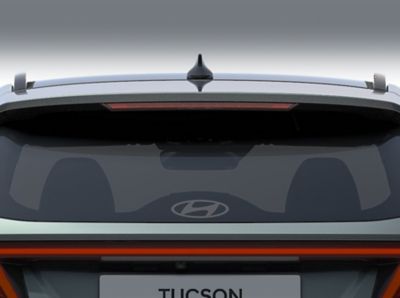 Heckdetail eines Hyundai TUCSON mit Heckklappe und darin integriertem Hyundai Logo.