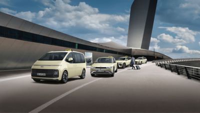  Mehrere Hyundai Modelle als Taxis stehen hintereinander an einem Taxistand.