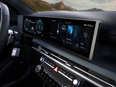 Entertainment System mit Bildschirm und digitalem Tachometer.