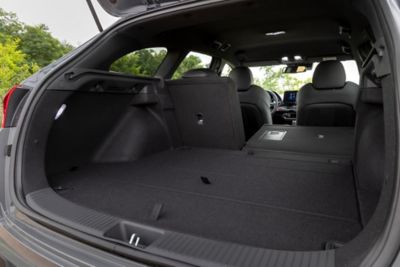 Blick durch den geöffneten Kofferraum in den Innenbereich des Autos.