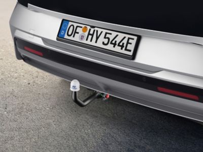 Eine Anhängerkupplung als Zubehör am Hyundai IONIQ 5.