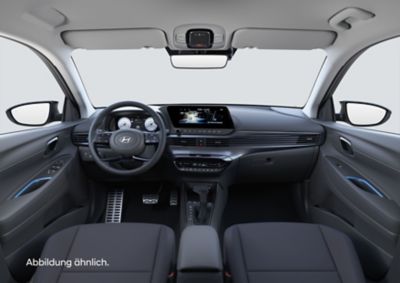 Blick in den vorderen Innenraum eines Hyundai BAYON mit Lenkrad, Displays und Bedienelementen.