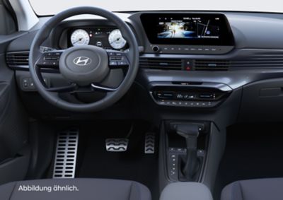 Blick auf das Lenkrad, die Displays und die Bedienelemente eines Hyundai BAYON. 