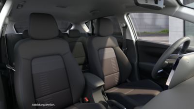 Blick auf die vordere Sitzreihe im Innenraum eines Hyundai BAYON. 