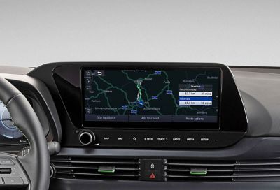 Detailansicht des 10,25-Zoll-Touchscreens mit Navigationssystem im Hyundai i20.