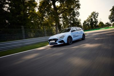 Ein Hyundai i30 N auf einer Rennstrecke des Hyundai Driving Experiences.