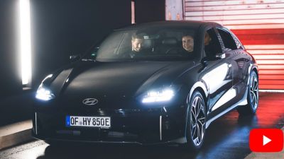 Die Eintracht Spieler Kevin Trapp und Mario Götze in einem Hyundai IONIQ 6.