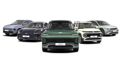 Der IONIQ 5, der IONIQ 6 und der neue Hyundai KONA Elektro nebeneinander geparkt