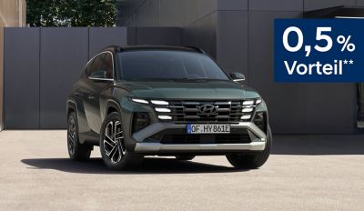 Der Hyundai IONIQ 9 von schräg vorne auf einer innerstädtischen Straße.