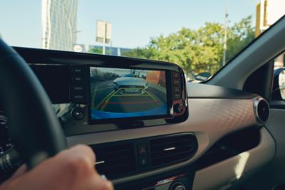 Der 8-Zoll-Bildschirm eines Hyundai i10 zeigt das Bild der Rückfahrkamera.