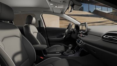 Blick auf die Mittelkonsole eines Hyundai i30 mit Schaltknauf und Ablagefächern.