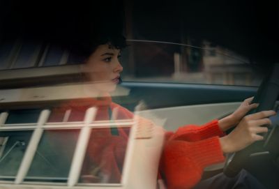 Eine Frau im roten Pullover sitzt am Steuer eines i30.