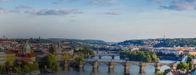 Panorama-Stadtansicht von Prag und seinen Brücken. 