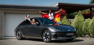 Eintracht Fans mit dem Hyundai IONIQ 6