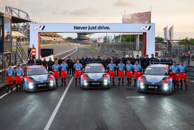 Drei Hyundai Fahrerteams mit Fahrzeugen auf dem Nürburgring vor dem 24h-Rennen.