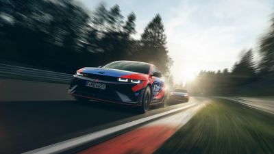 Der Hyundai Elantra N TCR und der i30 N TCR auf einer Rennstrecke.