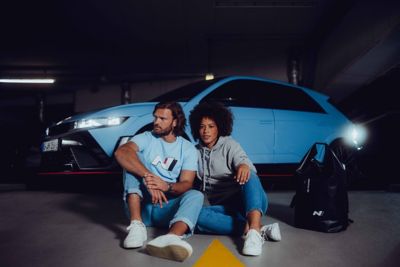 Collage einer Sportjacke und eines Tachometers mit Hyundai N Logo