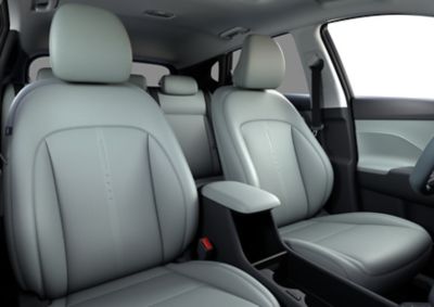 Blick auf die Vorder- und Rücksitze eines Hyundai KONA. 