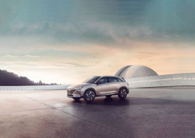 Ein Hyundai NEXO steht auf einer Plattform vor einem futuristischen Hintergrund.