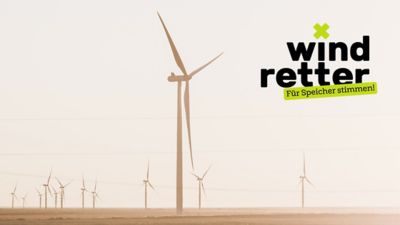 Landschaft mit mehreren Windrädern. Logo: “Windretter - Für Speicher stimmen!”