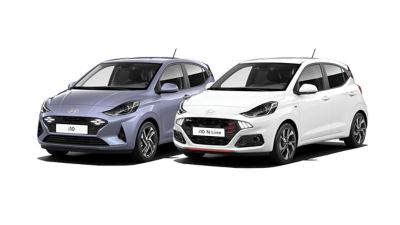 Ein Hyundai i10 und ein Hyundai i10 N Line, schräg von vorne aufgenommen. 